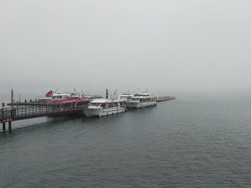 日月潭今上午因冷空氣遇上水氣，形成濃霧現象，湖面就像被築起「白霧牆」，能見度太差，而禁止船艇航行。圖／民眾提供