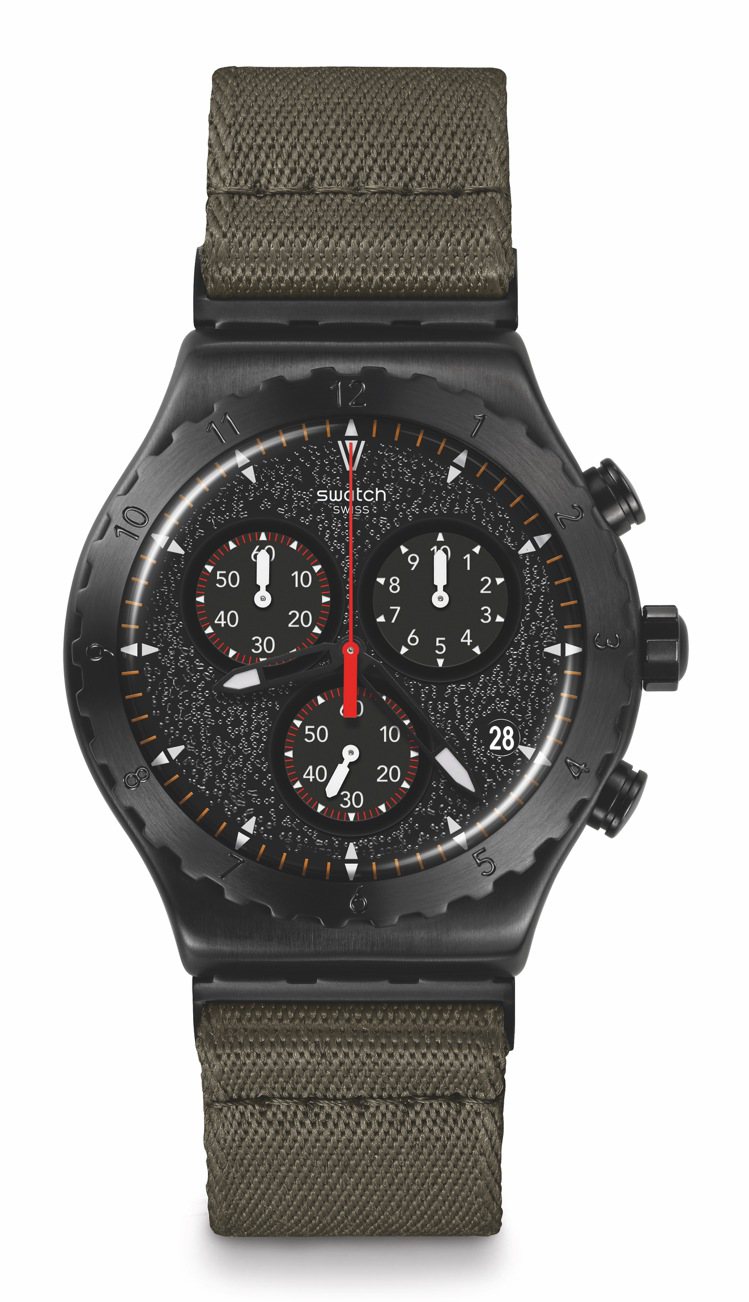 Swatch POWER OF NATURE系列BY THE BON FIRE腕表，黑色PVD精鋼表殼，8,350元。圖／Swatch提供