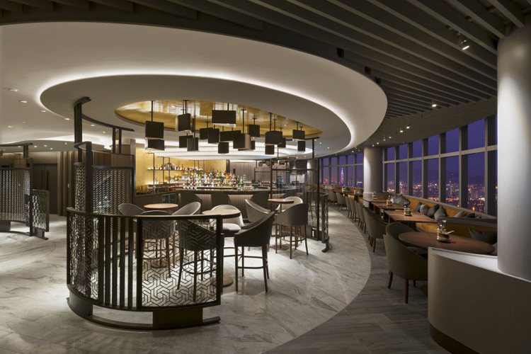 Asia49亞洲料理及酒廊室內空間摩登雅致，坐擁無邊際高樓美景。圖／Asia49亞洲料理及酒廊提供