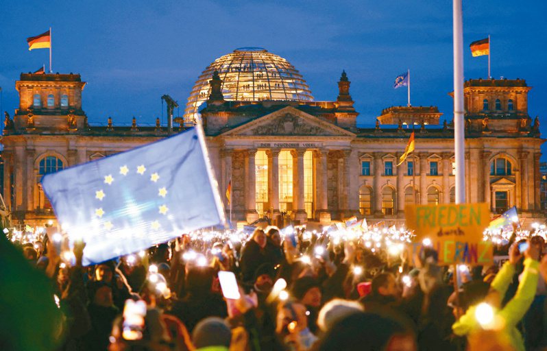 德國民眾廿一日走上柏林街頭，訴求捍衛民主和反對德國另類選擇黨欲驅逐移民的密謀。（路透）
