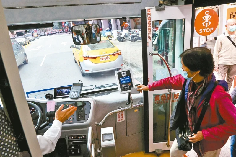 基隆市六十五歲以上老人，公車可以搭到飽，沒有上限。
 圖／黃義書攝影