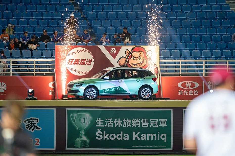 Skoda汽車自2015年起與台灣職棒球隊展開跨界行銷，其中最為人熟知的「狂轟猛送」打中送車活動，不僅球員打中送車，更加碼讓幸運球迷也有機會站上打擊區。 圖／Skoda Taiwan提供