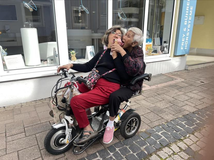 遲慧芳騎著四輪電動車帶著90歲失智母自助遊歐洲。 圖／遲慧芳提供