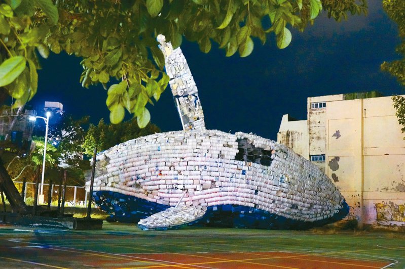 高雄市七賢橋旁愛河中的環保公共藝術「愛之鯨」展出193天後拆除。圖／聯合報系資料照片