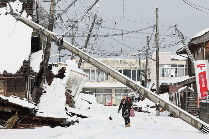 日本正受到本季入冬以來最強寒流侵襲，根據預測，今年元旦遭受強震襲擊的石川縣能登半島重災區，必須嚴防可能出現的「警報級」大雪。法新社