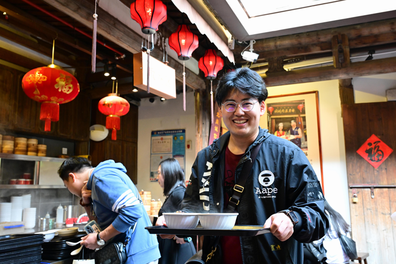 「年輕人報復性擠爆3.5分餐廳」近來在中國大陸成為話題。新華社