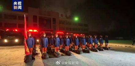 中國新疆阿克蘇地區烏什縣今天凌晨發生規模7.0強震，當地消防救援人員隨即集結準備前往救援。（圖／取自央視新聞）