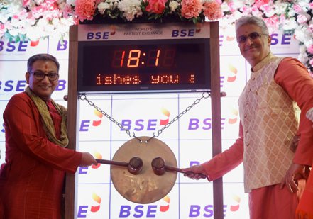 印度股市已躍居全球第四大股市。圖為孟買證交所執行長Sundararaman Ramamurthy（左）與Larsen & Toubro金融控股公司執行長Dinanath Dubhashi在2023年11月敲鑼，展開排燈節的Muhurta交易時段。路透