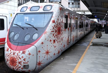 交通部觀光署與台鐵公司合作的 「SIRAYA西拉雅號」彩繪列車，昨天在台鐵樹林火車站率先曝光，有鐵道迷質疑彩繪像「鳥擊」後的血跡。記者侯永全／攝影