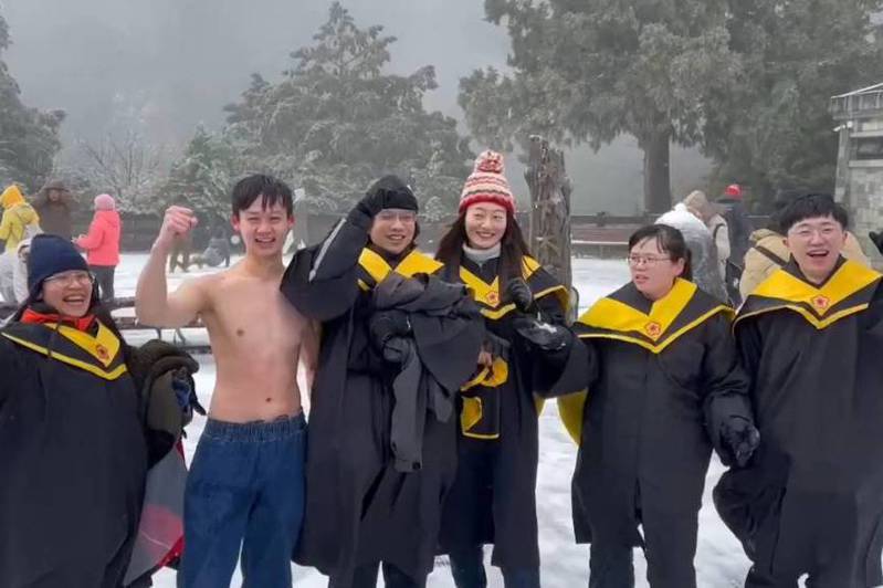 6名台科大化工所碩士班學生得知太平山冰雪紛飛，相約直衝太平山拍攝畢業照，還有人脫衣留影，開心大喊「2024，畢業快樂」。圖／讀者提供