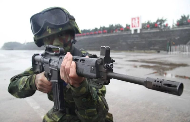 國防部正由軍備局評估研發XT112新世代的國軍步槍，原仍計畫採用5.56MM口徑。圖為國軍現役5.56MM的T-91步槍。