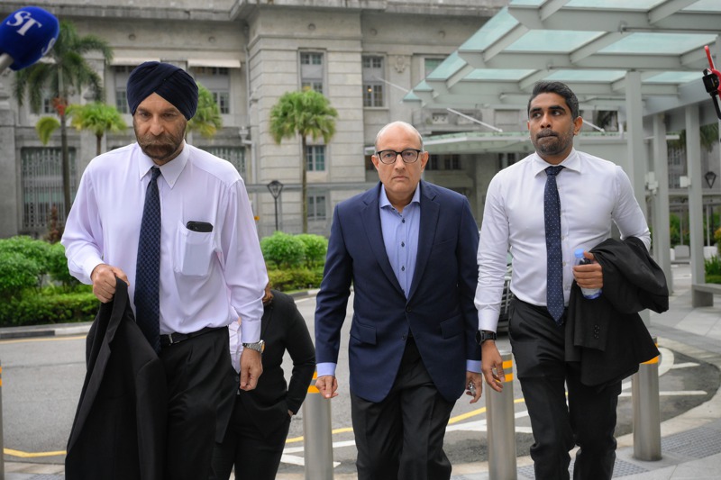 新加坡前交通部長易華仁（中）遭檢調單位正式起訴，18日在律師陪同下出庭。歐新社