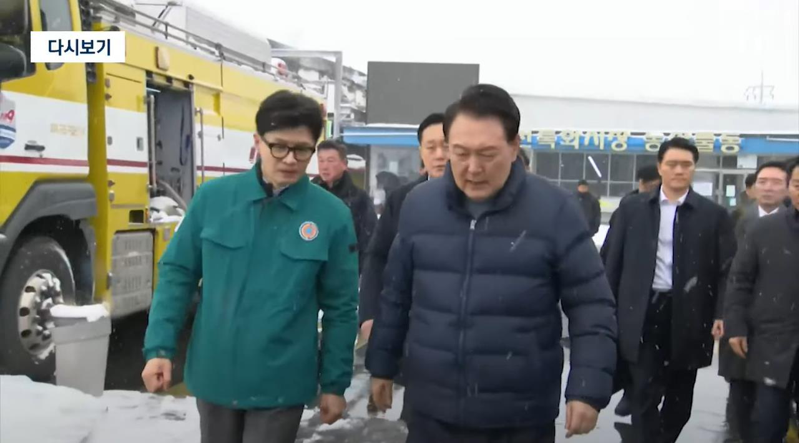 南韓總統尹錫悅（前排右）和執政黨國民力量臨時領導人韓東勳（前排左）意見不合後首次同框，23日分別前往甫發生大火的舒川水產市場勘災，畫面可見兩人握手示好。圖／取自YouTube