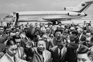 1970年4月時任行政院副院長的蔣經訪問美國期間，差點遭到暗殺，蔣經國訪美歸來在機場受到各界熱烈歡迎。圖／聯合報系資料照片