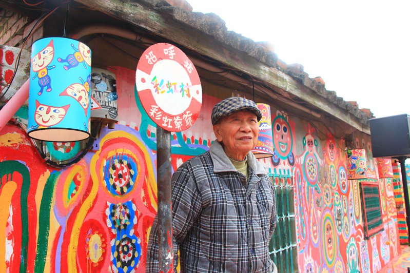彩虹爺爺黃永阜繪製的彩虹眷村，為台中南屯知名景點。本報資料照片
