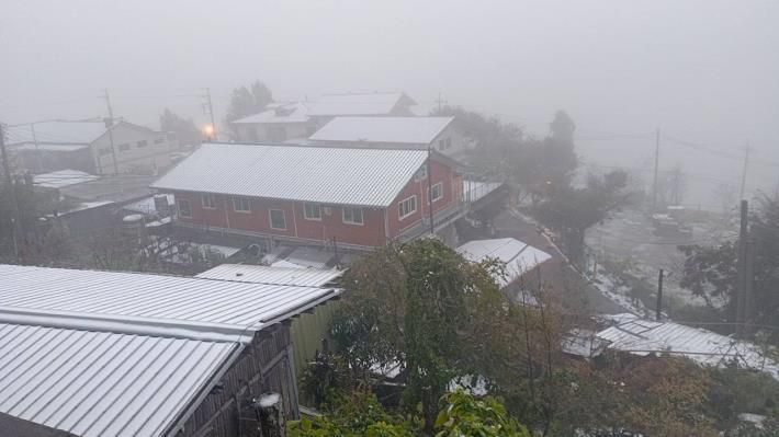 新竹縣尖石鄉後山今晨降下大雪，部落都被大雪覆蓋。圖／竹縣府提供