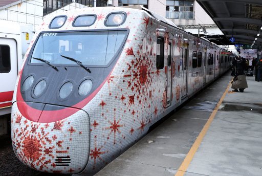 交通部觀光署與台鐵公司合作 「SIRAYA西拉雅號」彩繪列車，有鐵道迷認為彩繪像「鳥擊」後的血跡，引發討論。記者侯永全／攝影