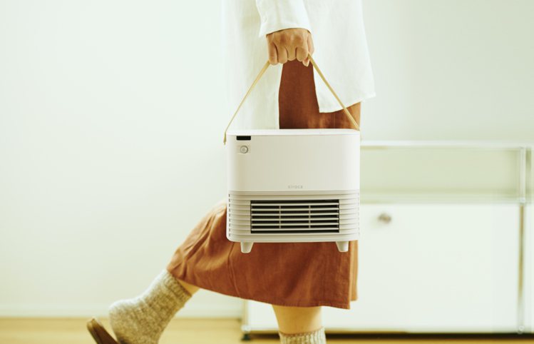 寒冬必備！siroca感應式陶瓷電暖器方便移動到家中各個角落隨處使用。圖／群光電子提供