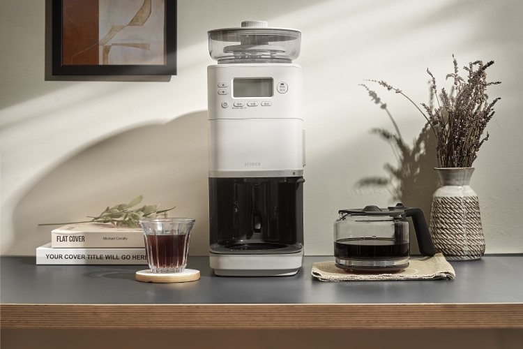 siroca最新款全自動石臼式研磨咖啡機採用最新改良錐形螺旋刀片，以及淋雨濾滴，讓咖啡更美味香醇。圖／群光電子提供