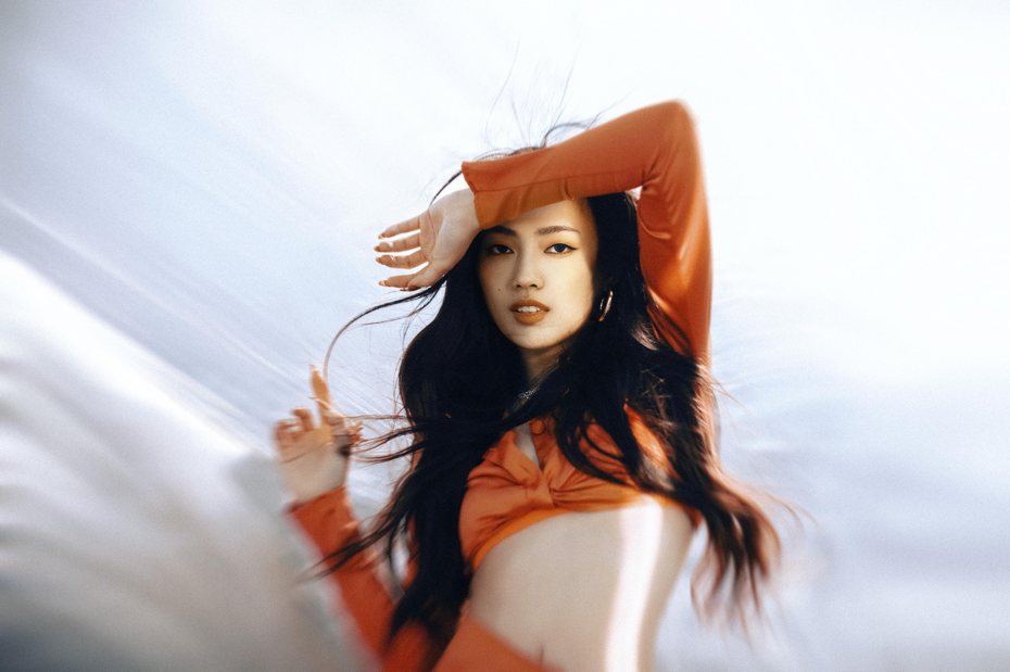 琟娜Verna為了新歌「量子幹嘛糾纏」MV上陽明山擎天崗拍攝。圖／谷優娛樂提供