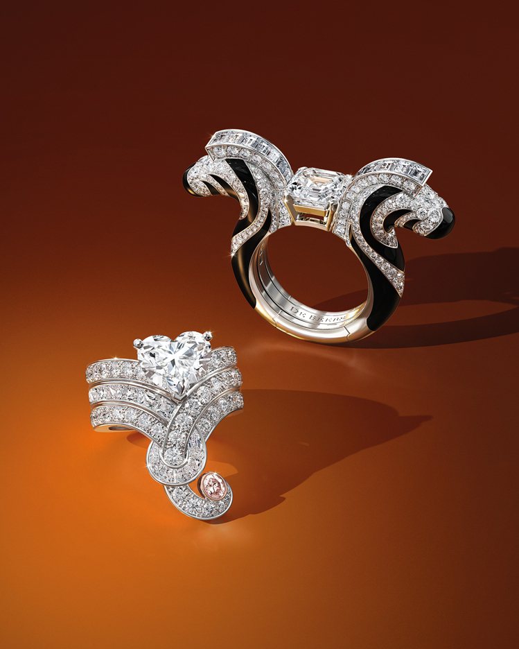 （由左至右）De Beers Forces of Nature高級珠寶系列大象皇冠式戒指與斑馬嵌套式戒指。圖／De Beers提供