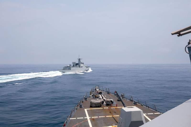 中美关系前景被认为黯淡严峻。图为美军「钟云号」驱逐舰去年在台海被解放军军舰「苏州号」（上）从前方横切。（法新社）(photo:UDN)