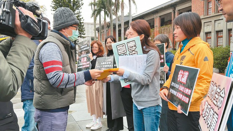 28個公民團體代表昨到新竹市府前廣場遞陳情書，由動物園長楊礎遠接下。記者王駿杰／攝影