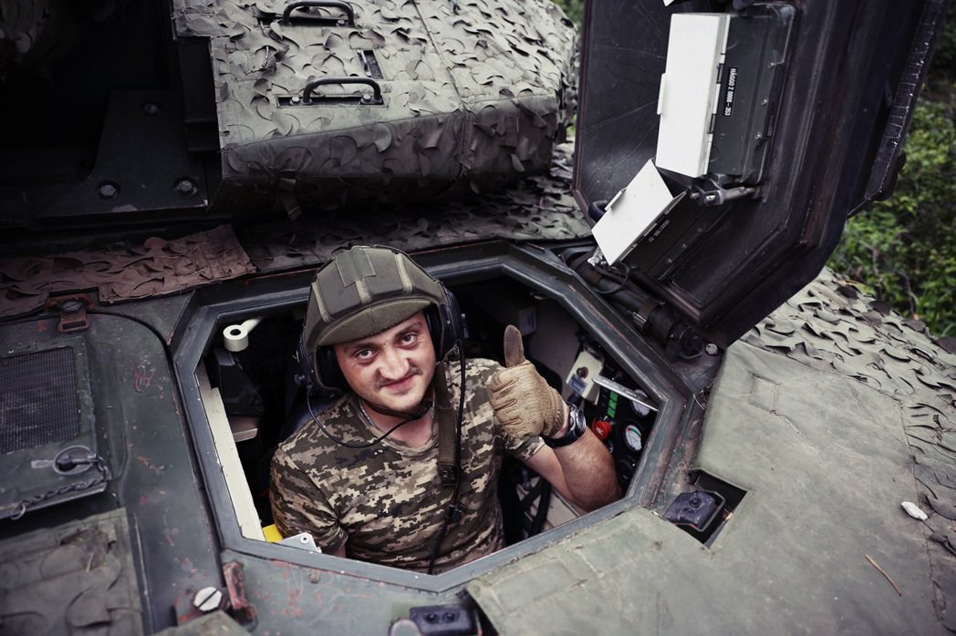 圖為2023年位於烏克蘭前線，一名烏克蘭士兵搭乘瑞典製CV90裝甲戰鬥車。俄羅斯...