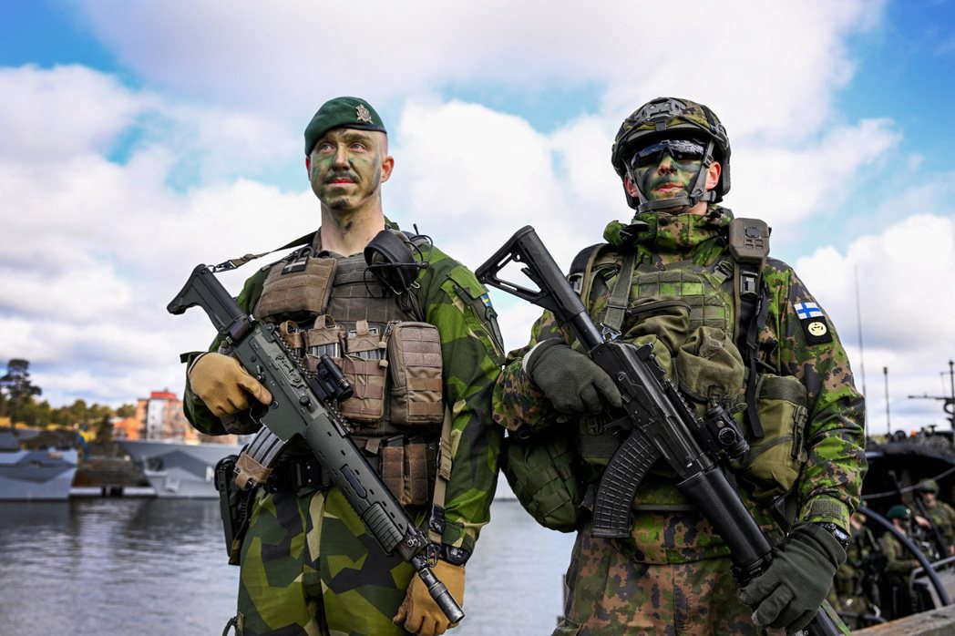 圖為瑞典軍人（右）與芬蘭軍人（左），兩國在2023年4月進行「Aurora 23...