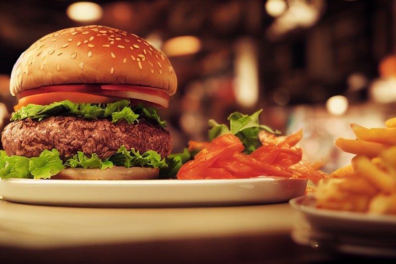 一名網友表示，在希爾頓飯店的餐廳吃漢堡時，竟被服務生要求簽署免責聲明。示意圖／ingimage