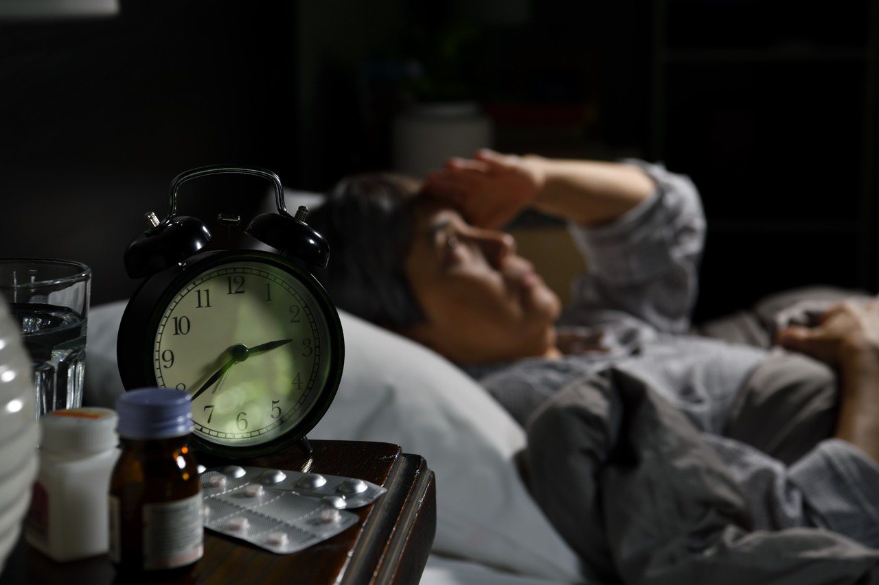 老人家常見失眠3大原因，分別為生活習慣不良改變、患憂鬱或焦慮等身心疾病，以及有睡眠呼吸中止症、慢性下背痛等慢性病，若要解決失眠，必須對症下藥。示意圖，圖片來源／123RF。
