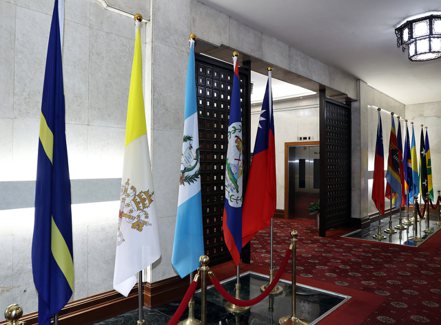 圖為外交部大廳的各國國旗。 聯合報系資料照