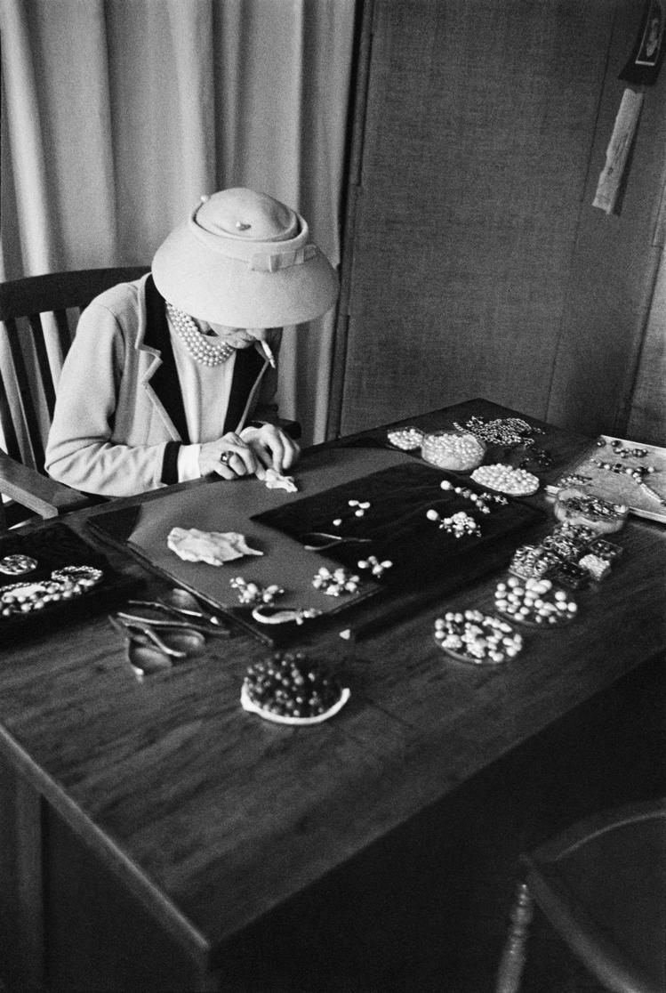 1957年，攝影師Mark Shaw捕捉正在設計珠寶的嘉柏麗香奈兒。圖／香奈兒提供
