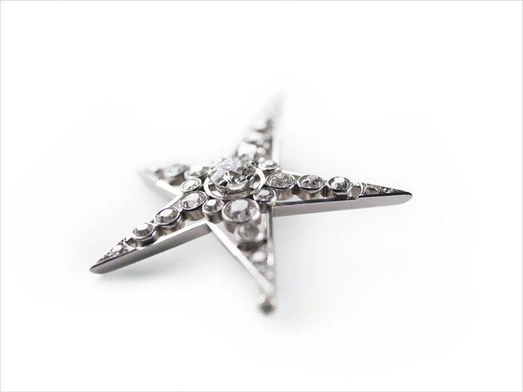 1932年「Bijoux de Diamants」鑽石珠寶系列原創Comète胸針，香奈兒腕表暨高級珠寶文化資產部門典藏。圖／香奈兒提供
