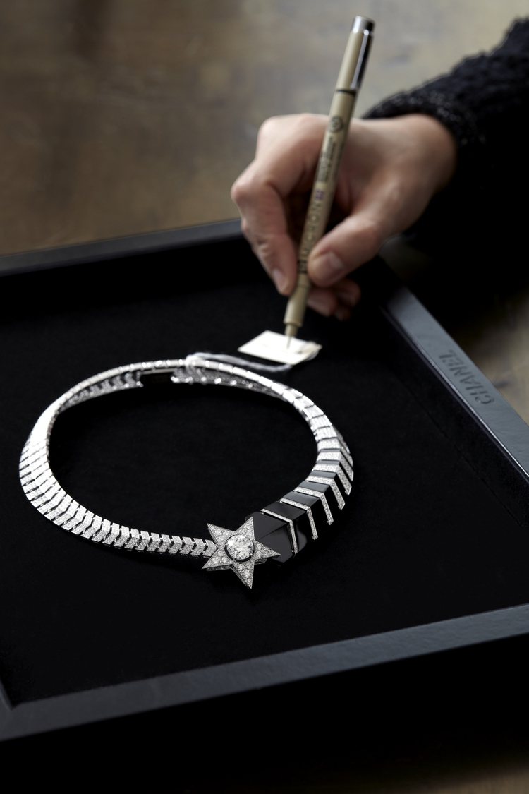 典藏於香奈兒腕表暨高級珠寶文化資產典藏室的Comète項鍊。圖／香奈兒提供