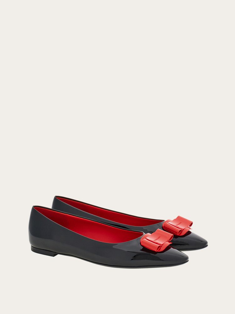 紅色Vera蝴蝶結黑色跟鞋，32,900元。圖／FERRAGAMO提供