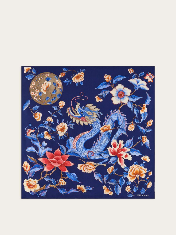 女士系列藍底彩圖龍紋印花方巾，16,900元。圖／FERRAGAMO提供