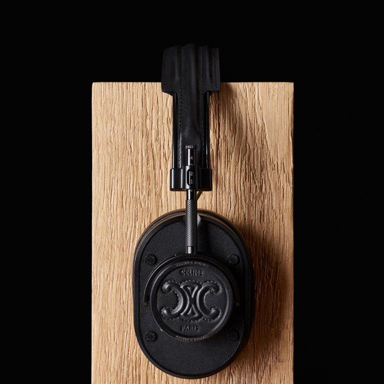 CELINE BY HEDI SLIMANE黑色TRIOMPHE壓花天然牛皮革耳機，31,000元。圖／CELINE提供