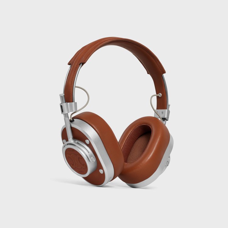 CELINE BY HEDI SLIMANE棕色TRIOMPHE壓花天然牛皮革耳機，31,000元。圖／CELINE提供