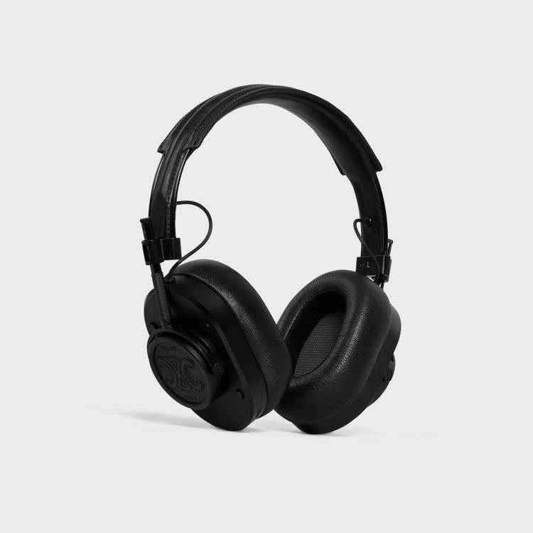 CELINE BY HEDI SLIMANE黑色TRIOMPHE壓花天然牛皮革耳機，31,000元。圖／CELINE提供