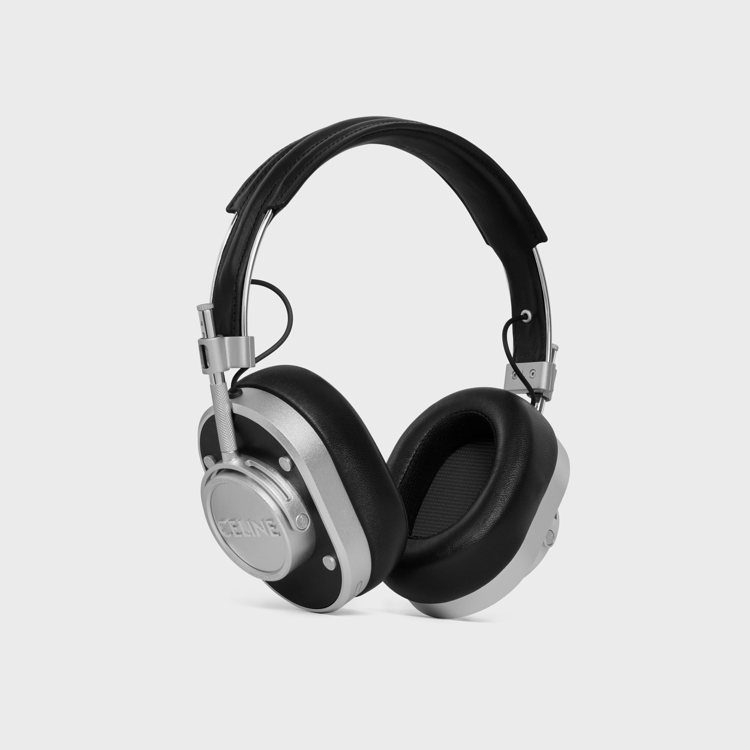 CELINE BY HEDI SLIMANE CELINE刻字平滑牛皮革耳機，31,000元。圖／CELINE提供