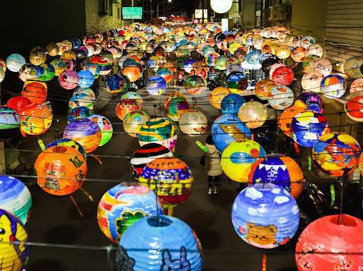 台南市「府城普濟燈會」邁入第11年，今年1800盞燈籠營造處處「有光」的回家感受。圖／普濟文史研究協會提供