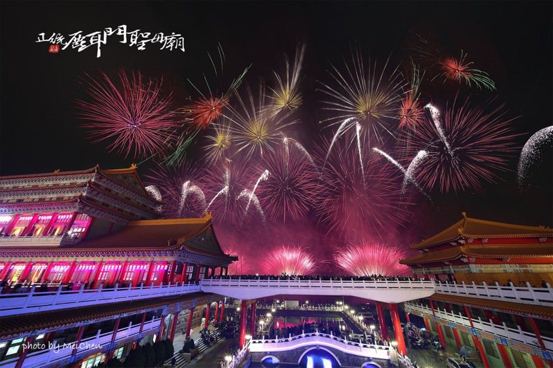 台南正統鹿耳門聖母廟元宵花火將在2月24日當場，每年都吸引大批攝影愛好者拍攝美麗的畫面。圖／正統鹿耳門聖母廟提供