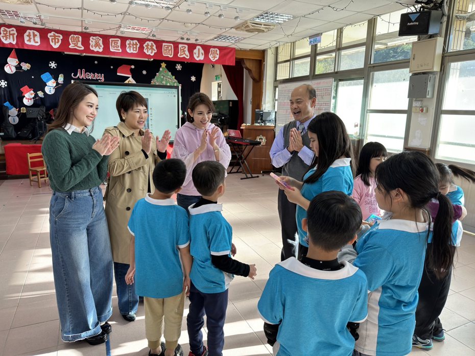 張珈瑄(左)起和白舒樺、劉宸希到偏鄉小學拜訪師生。圖／三立提供