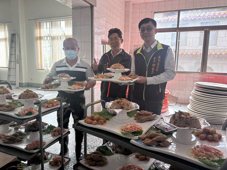 從事外燴25年的里長林志明(左)掌廚10道佳餚，他表示成就一樁好事不分平價或奢華，愈煮愈有成就。記者李文德／攝影