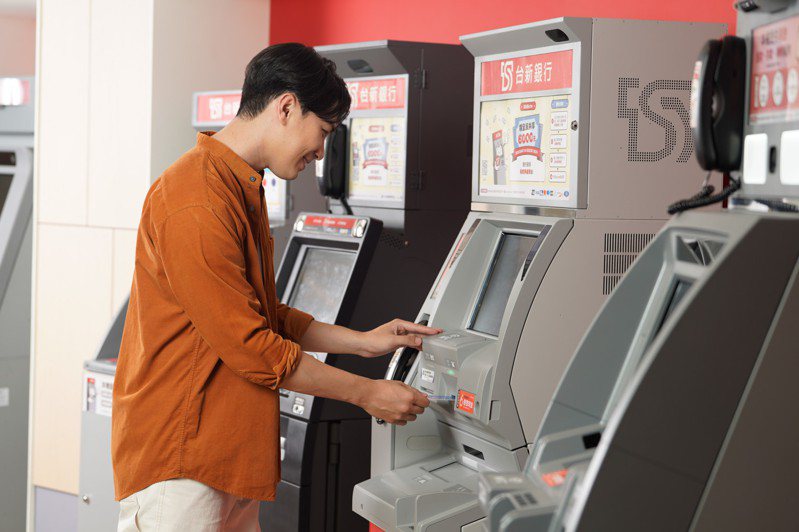 台新銀行推出Richart限時外幣讓分活動，美元、日圓輕鬆換，搭配使用台新外幣ATM提領外幣現鈔，可立即拿台新Point 5點並抽萬元旅遊金。台新銀行／提供