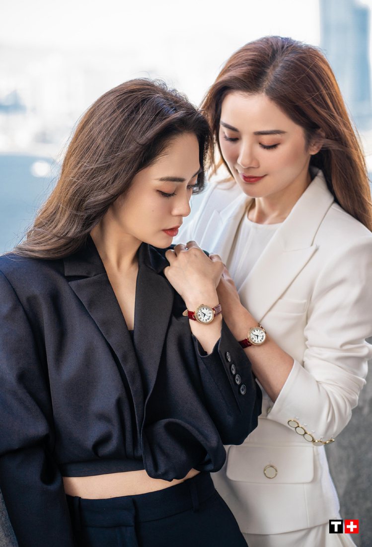 香港Twins的蔡卓妍（左）與鍾欣潼（右）詮釋天梭表的Bellissima系列腕表。圖／摘自微博