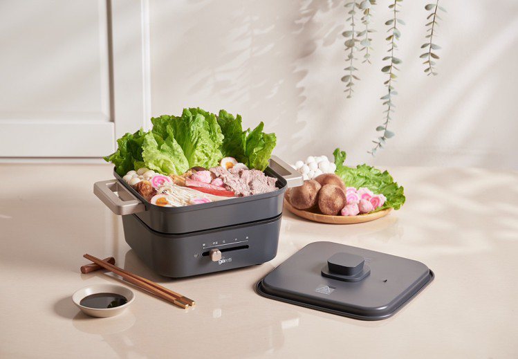 多功能陶瓷火鍋電烤盤，5點+1,699元換購，限量600台。圖／Mia C'bon提供