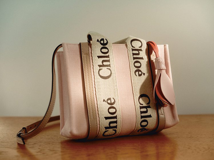 遠百信義A13 Chloé農曆年系列Woody粉色小型托特包，價格店洽。圖／遠百提供