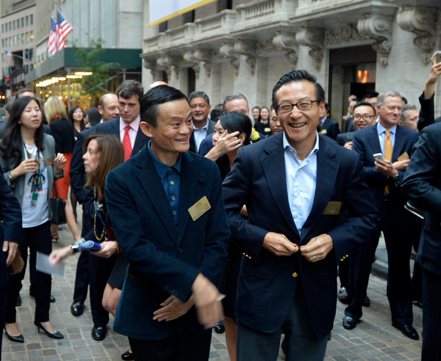 阿里集團創辦人馬雲（前左）與蔡崇信（前右）增持阿里股票，為市場注入強心針。圖為2014年阿里巴巴在美上市前兩人在紐約證交所前合影。 新華社